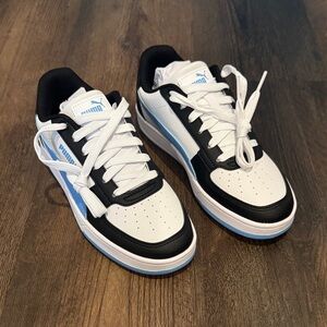 Kids size 5 Puma Athletic Shoes